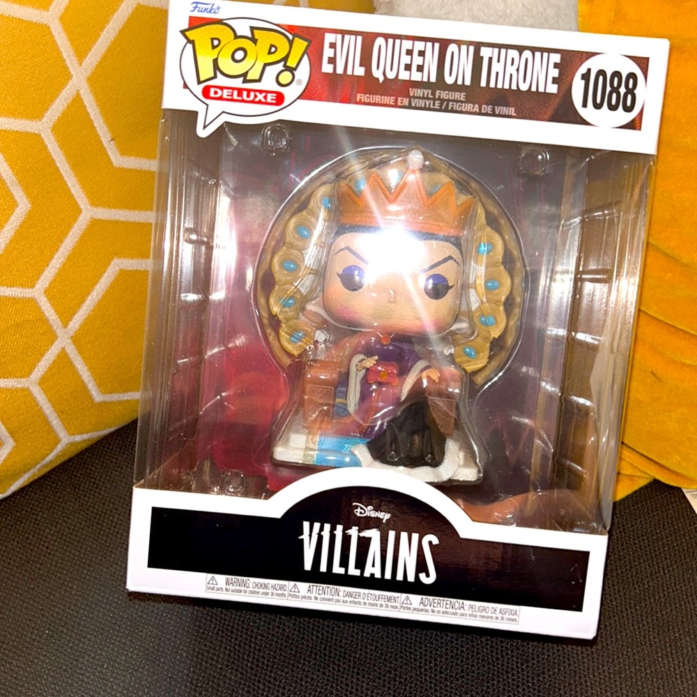 Funko Pop! Disney Evil queen on throne